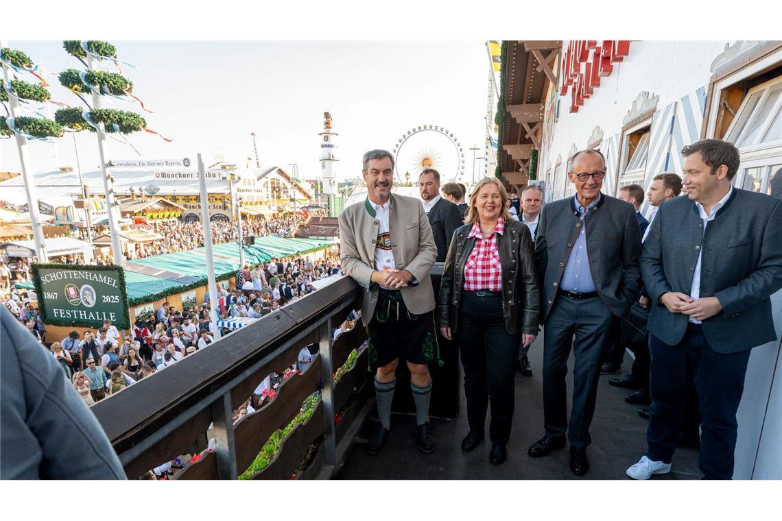 Bundeskanzler Merz auf der Wiesn Überraschungsbesuch auf der Wiesn: Bundeskanzler Friedrich Merz (CDU) ist auf dem Oktoberfest aufgetaucht.
