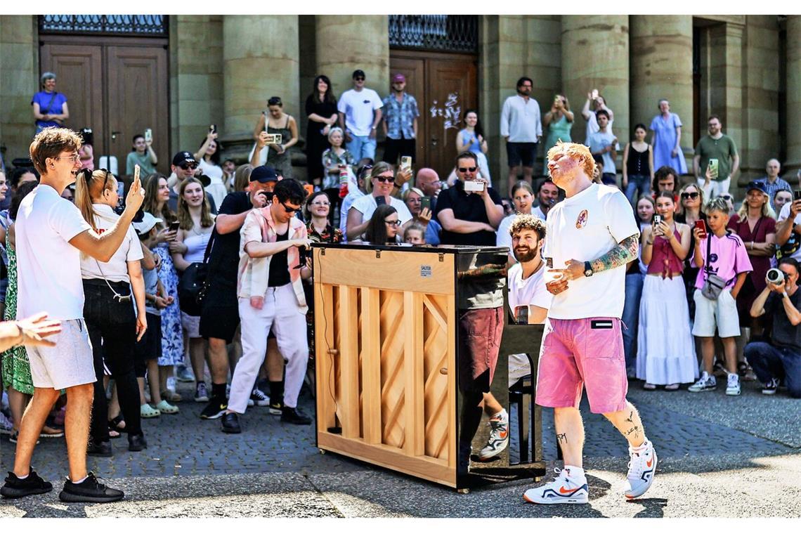 Überraschungsständchen vor der Staatsoper: Ed Sheeran gibt ein sehr persönliches Konzert mit Tuchfühlung für seine Fans.