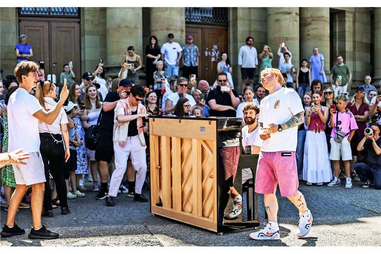 Überraschungsständchen vor der Staatsoper: Ed Sheeran gibt ein sehr persönliches Konzert mit Tuchfühlung für seine Fans.