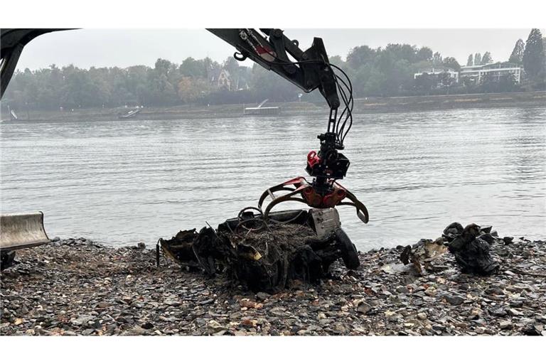 Überreste eines Kleinwagens: Das Niedrigwasser im Rhein hat ein Autowrack freigelegt.