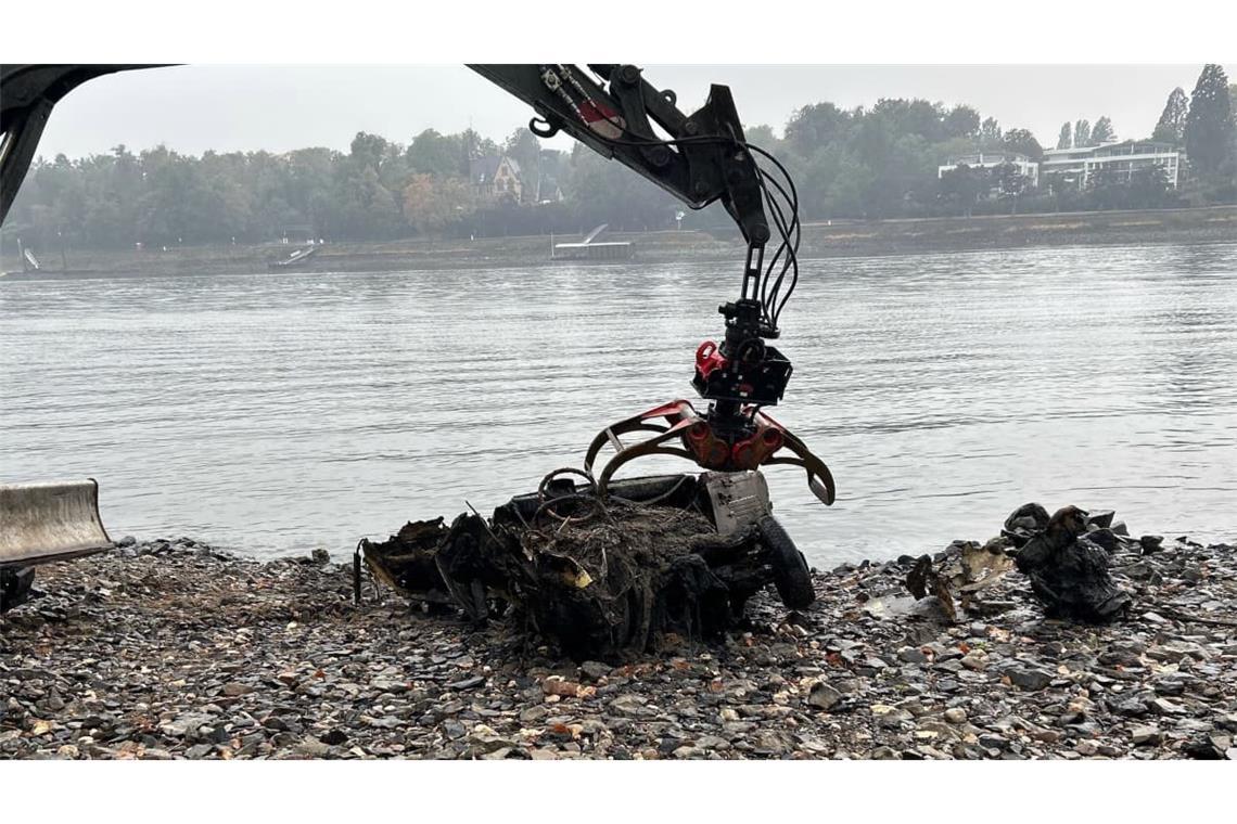 Überreste eines Kleinwagens: Das Niedrigwasser im Rhein hat ein Autowrack freigelegt.