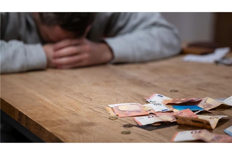 Überschuldet ist, wer seinen finanziellen Verpflichtungen dauerhaft nicht mehr nachkommen kann.