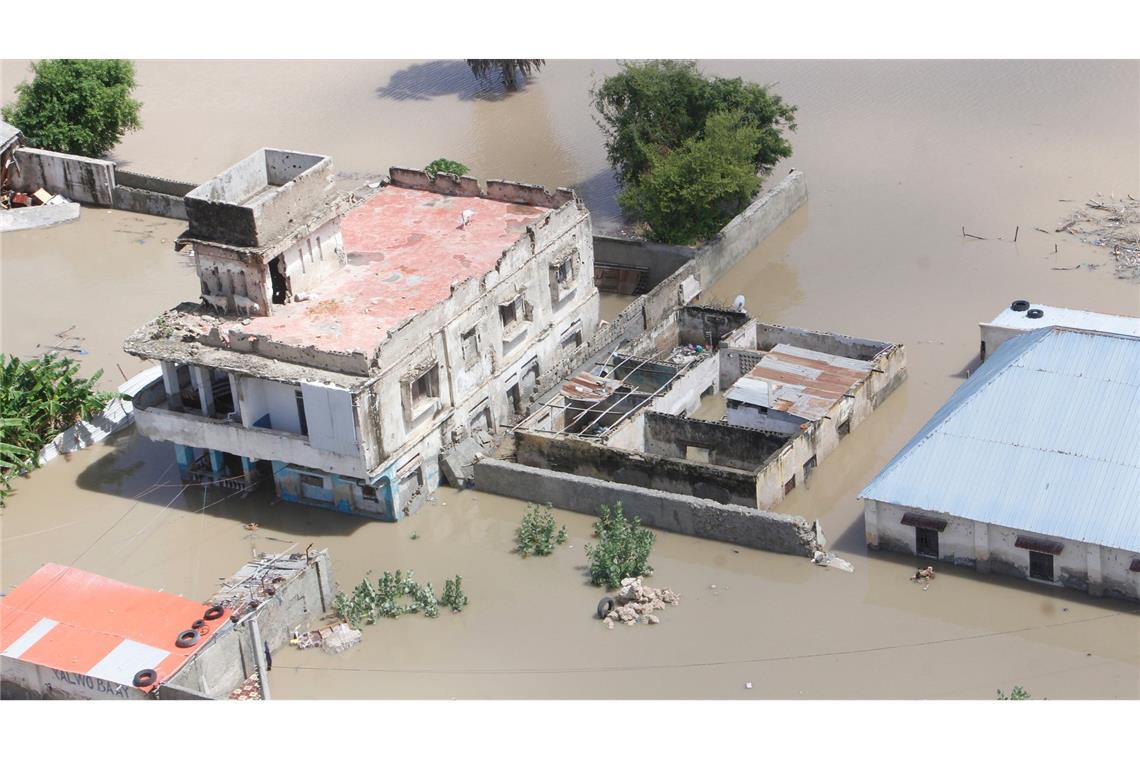 Bilder des Tages Überschwemmungen in Somalia: Blick auf Häuser, die nach einem schweren Regenguss von Hochwasser umgeben sind.
