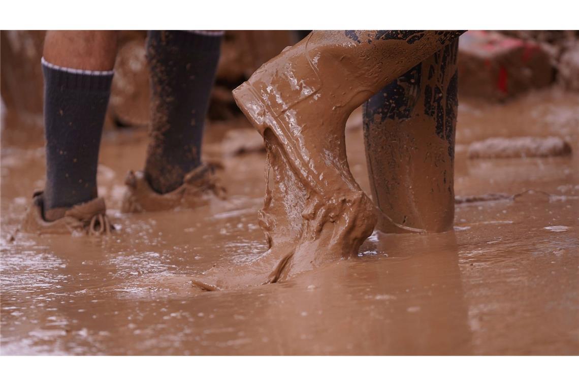 Bilder des Tages Überschwemmungen in Spanien: Menschen waten durch Schlamm nach den schweren Überschwemmungen in Paiporta bei Valencia.