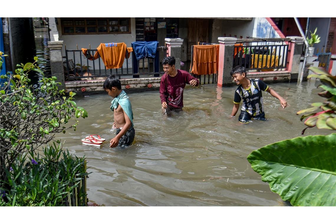 Bilder des Tages Überschwemmungen – Kinder trotzen den Fluten in West-Java