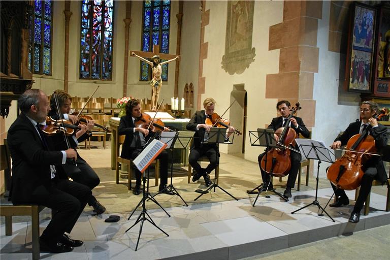 Überzeugten durch ihr harmonisches Musizieren (von links): Gustav Frielinghaus und Leonard Fu (Violinen), Alejandro Regueira Caumel und Sào Soulez Larivière (Violen), Oliver Léonard und Jakob Schall (Violoncelli). Foto: E. Klaper