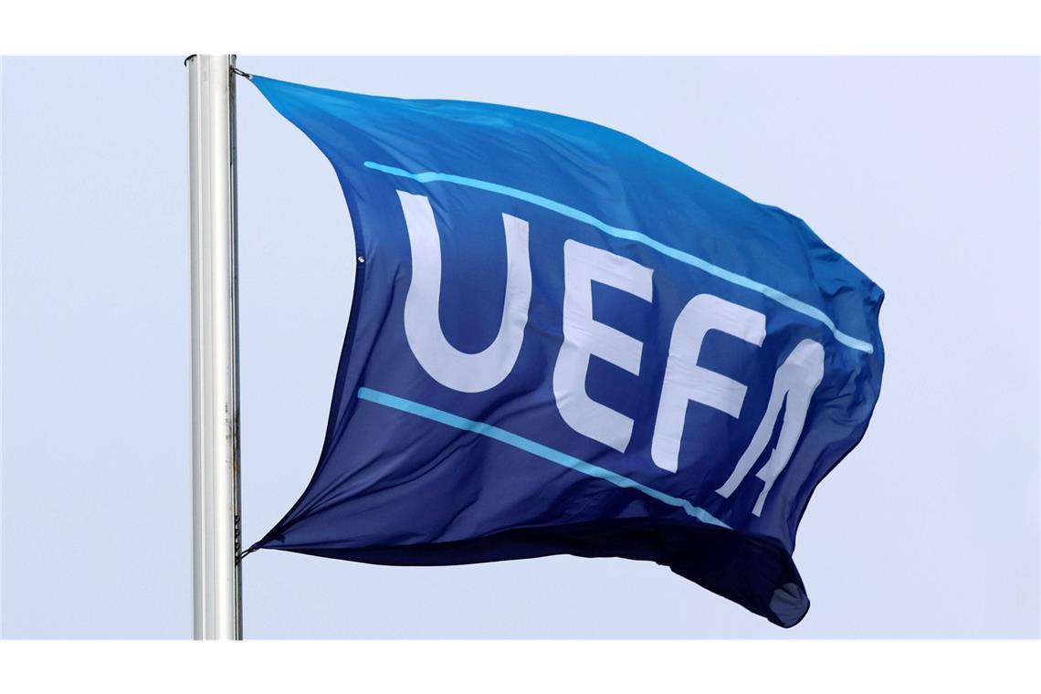 Schweigeminute in UEFA-Wettbewerben UEFA-Fahne an einem Fahnenmast: Vor den Spielen in den europäischen Wettbewerben wird diese Woche an die Opfer der Unwetterkatastrophe in Spanien gedacht (Symbolfoto).