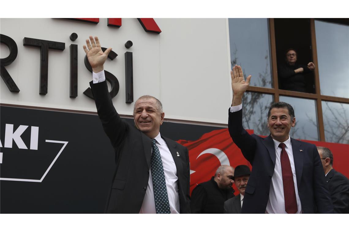 Türkischer Politiker festgenommen Ümit Özdag (l.) bei einer Wahlveranstaltung. (Archivbild)