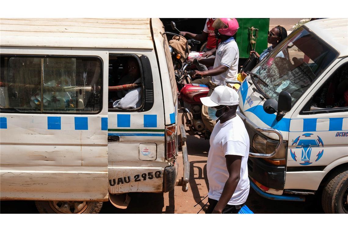 Uganda: Schutzmaske in der Menge – WHO erklärt Gesundheitsnotstand wegen Ebola-Ausbruch