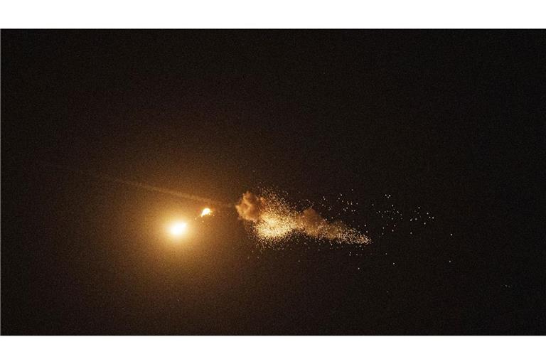 Ukraine, Kiew: Die ukrainische Luftabwehr fängt eine Shahed-Drohne während eines russischen Luftangriffs auf die Hauptstadt in Kiew ab. (Archivbild)