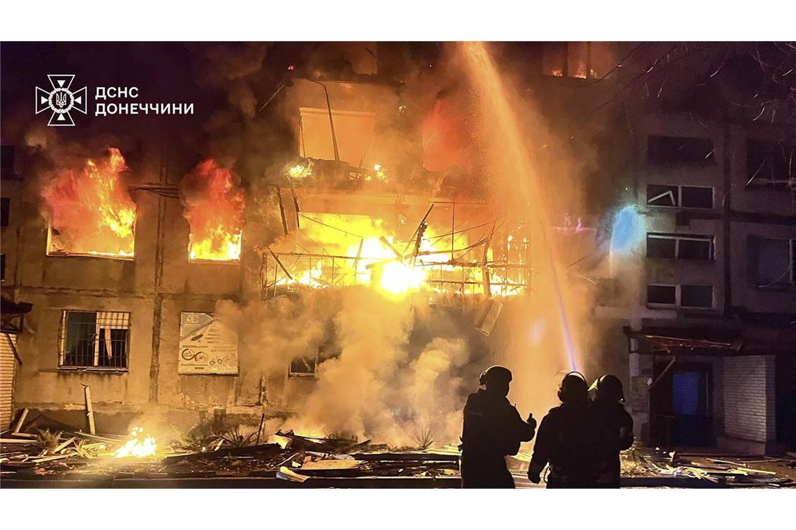 US-Satellitenaufklärung fehlt der Ukraine massiv Ukrainische Feuerwehrleute versuchen nach einem russischen Luftangriff auf die Bergbaustadt Dobropillja Feuer zu löschen. Elf Menschen starben, mindestens 30 wurden verletzt. Die Attacke wurde US-Satellitenaufklärung zu spät entdeckt.