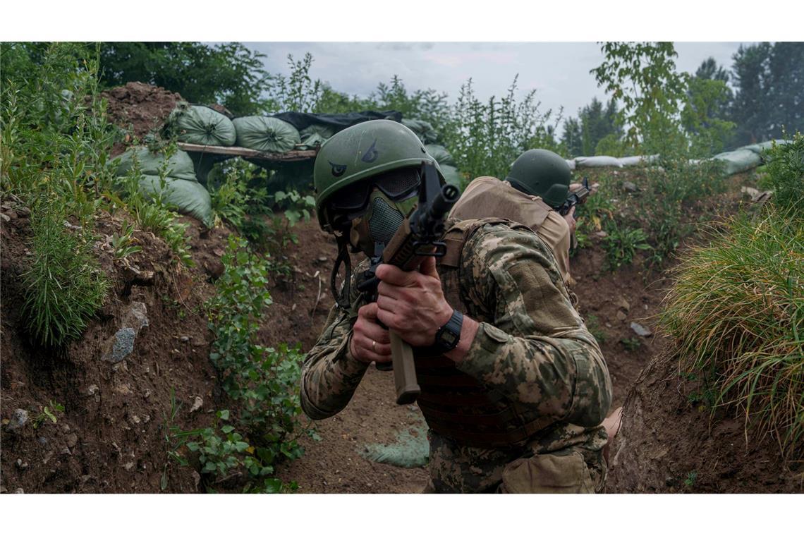 Ukrainische Rekruten der 3. Sturmbrigade trainieren in der Region Kiew in der Ukraine.
