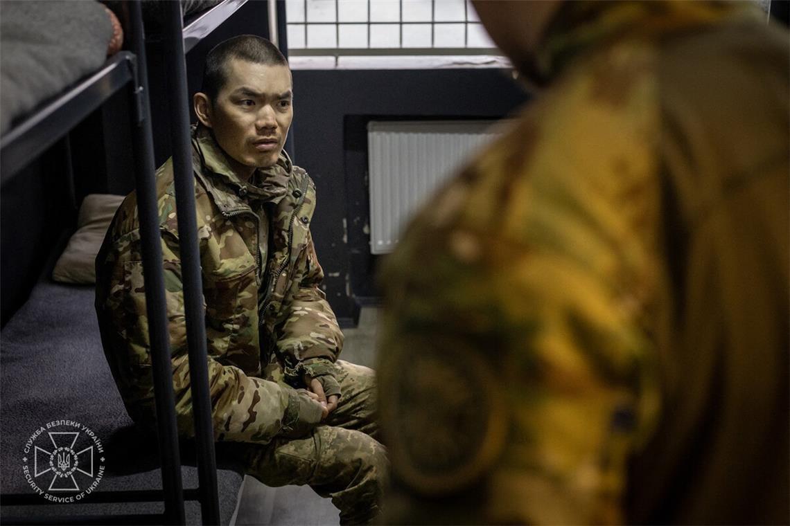 Kommentar: Bloß keine naiven Erwartungen an China Ukrainische Sicherheitskräfte haben dieses Foto veröffentlicht. Der Gefangene in russischer Uniform soll Chinese sein.