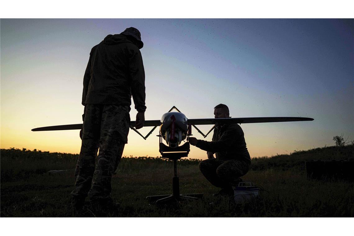 Eine Demütigung für Europa Ukrainische Soldaten bereiten eine Drohne für einen Angriff auf russische Stellungen vor. Im fernen Alaska soll am Freitag über ein Ende der Kriegshandlungen gesprochen werden.