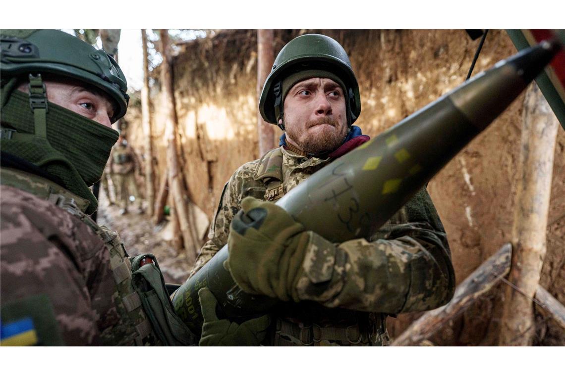 Bilder des Tages Ukrainische Soldaten der 26. Artilleriebrigade laden in der Region Donezk Munition in eine Panzerhaubitze.