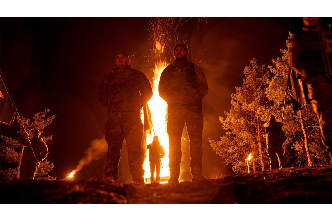 Bilder des Tages Ukrainische Soldaten gedenken zur Wintersonnenwende ihrer gefallenen Kameraden.