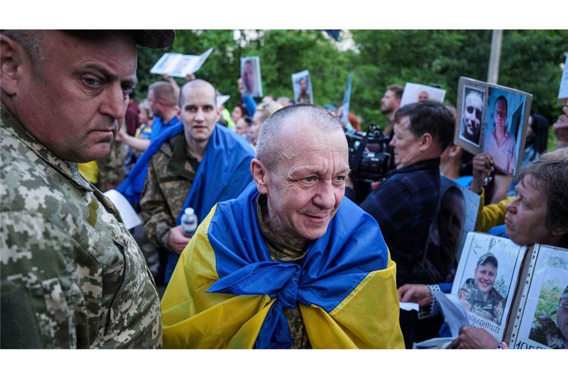 Ukrainische Soldaten kehren nach einem Kriegsgefangenenaustausch zwischen Russland und der Ukraine aus der Gefangenschaft zurück.