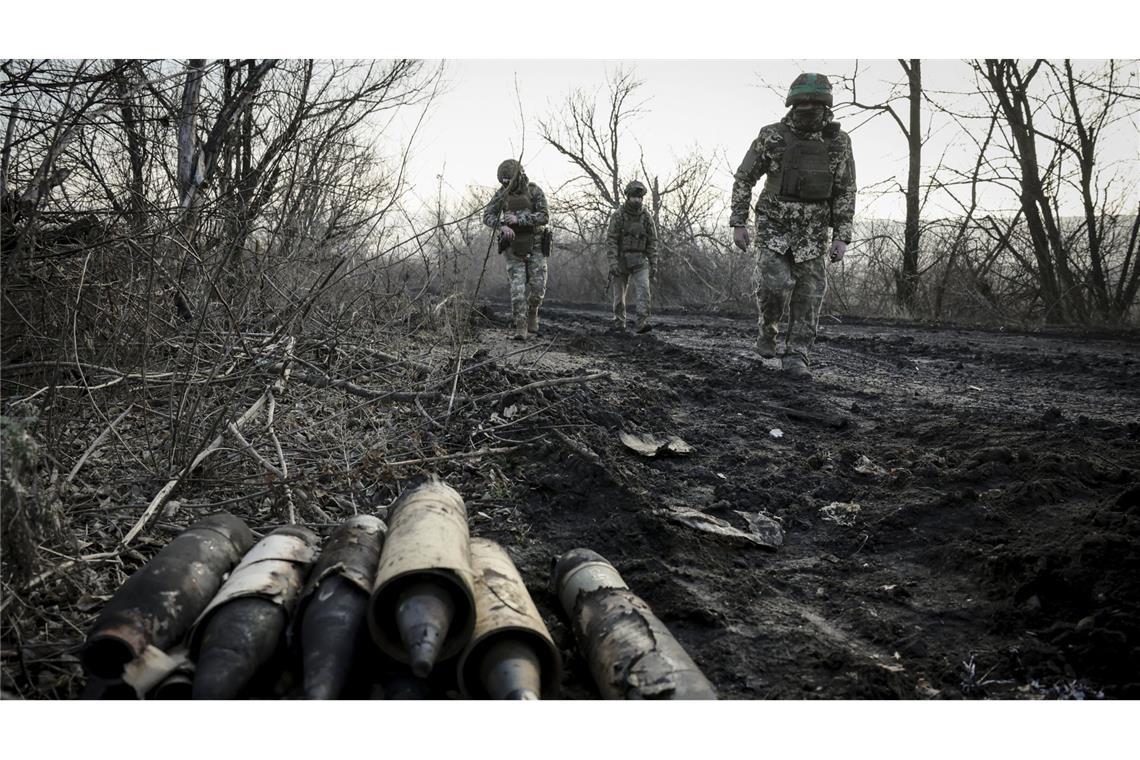 EU-Kommission: Neue Hilfsgelder für den Winter Ukrainische Soldaten sammeln beschädigte Munition auf der Straße an der Frontlinie in der Nähe der Stadt Chasiv Yar in der Region Donezk ein.