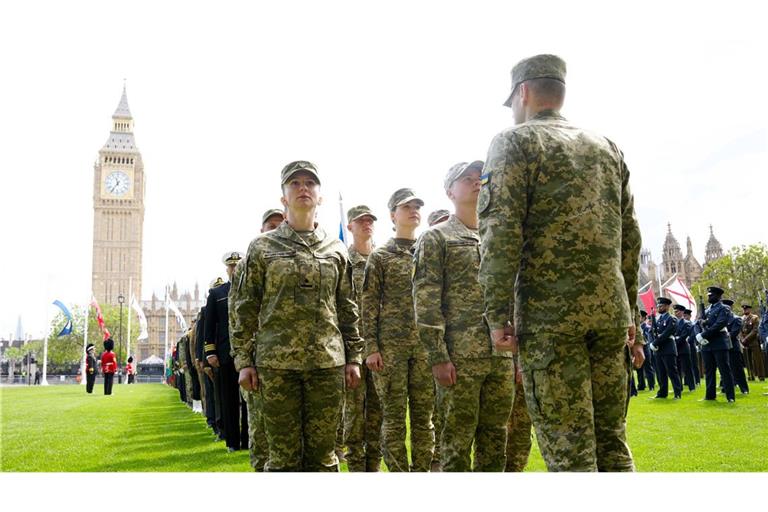 Ukrainische Soldatinnen und Soldaten bei der sogenannten VE-Day-Parade in London.