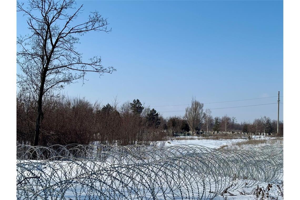 Ukrainische Verteidigungslinie am nördlichen Stadtrand des heftig umkämpften Pokrovsk: Ausweichstellungen am Friedhof.