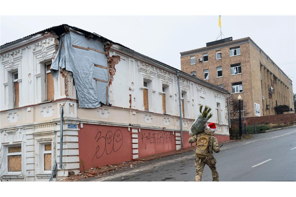 Bilder des Tages Ukrainischer Soldat bringt Weihnachtsstimmung nach Kupiansk trotz Zerstörung