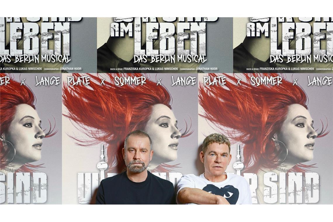 Neues Musical von Peter Plate über Berlin in frühen 90ern Ulf Leo Sommer und Peter Plate sitzen vor Plakaten ihres neuen Musical-Projekts.