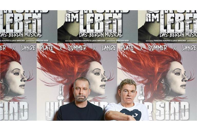 Ulf Leo Sommer und Peter Plate sitzen vor Plakaten ihres neuen Musical-Projekts.