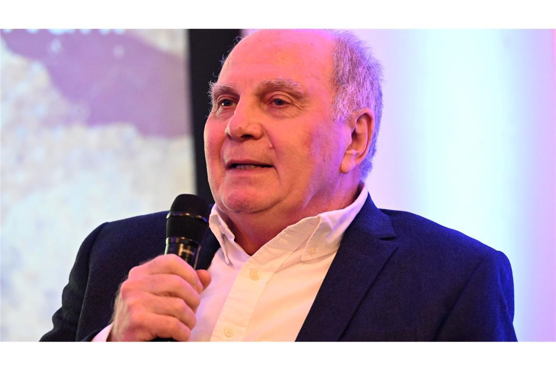 Hoeneß schimpft auf Transfermarkt: "Völlig gaga" Uli Hoeneß hält die jüngsten Entwicklungen auf dem Transfermarkt für "gaga".