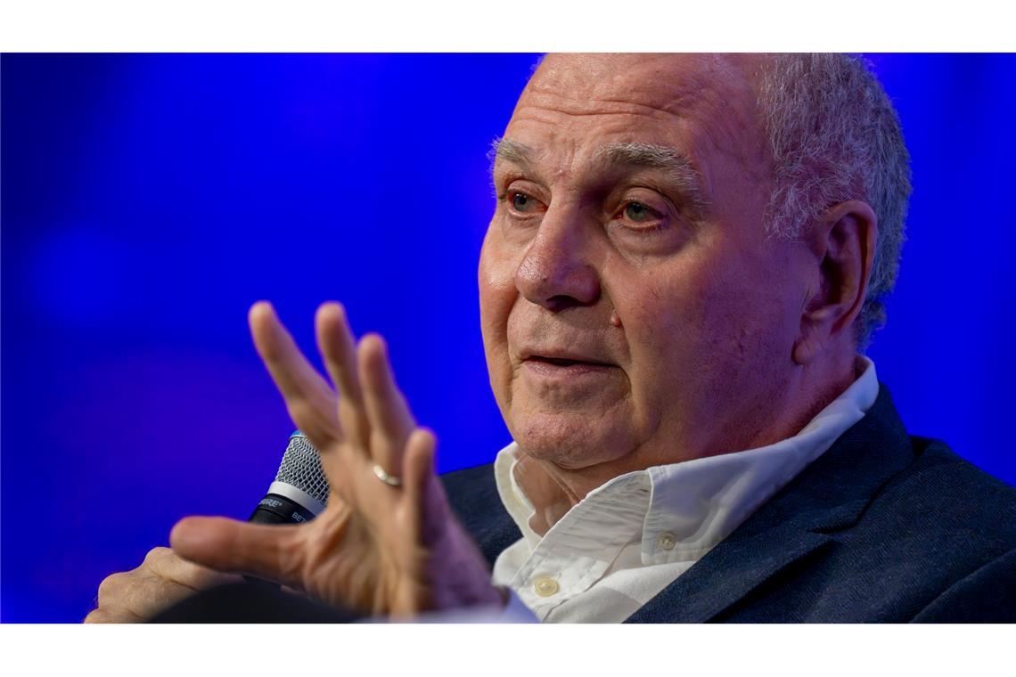 Uli Hoeneß rechnet auch mit der ehemaligen Bundesregierung ab. (Archivbild)