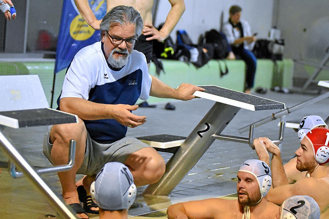 Neue Kontrahenten und mehr Spielpraxis für die TSG-Wasserballer Ulrich Beuthner gibt bei Backnangs Wasserballern seit fünf Jahren die Kommandos. Foto: Tobias Sellmaier
