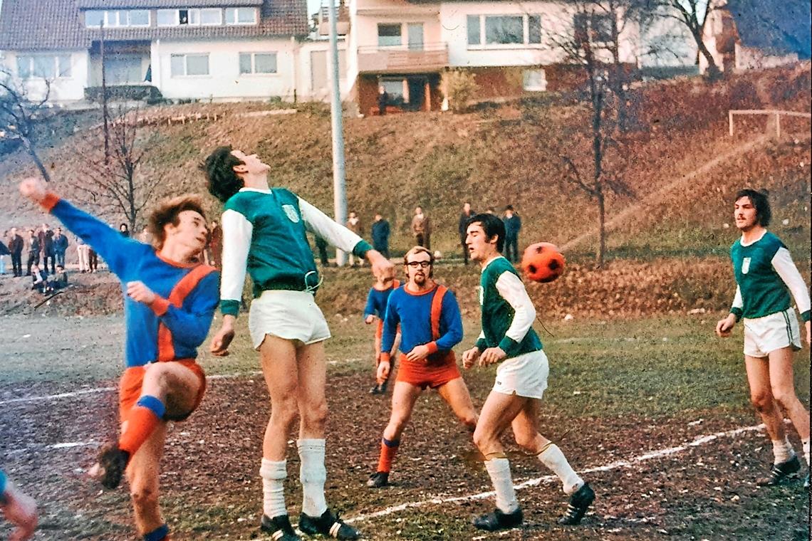 Drei SGOS-Säulen: Männer, Frauen und Jugend Ulrich Schuhmann (links) und Otto Stahl (mit Brille) spielten mit der SGOS im Herbst 1973 auf dem alten Sportplatz in Oppenweiler. Foto: privat