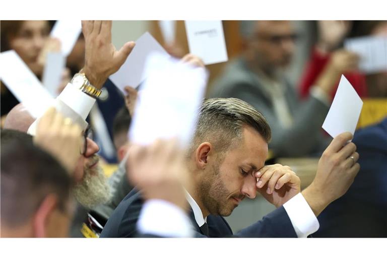 Ulrich Siegmund hält bei der konstituierenden Sitzung des Landtags von Sachsen-Anhalt seine Stimmkarte in die Höhe.