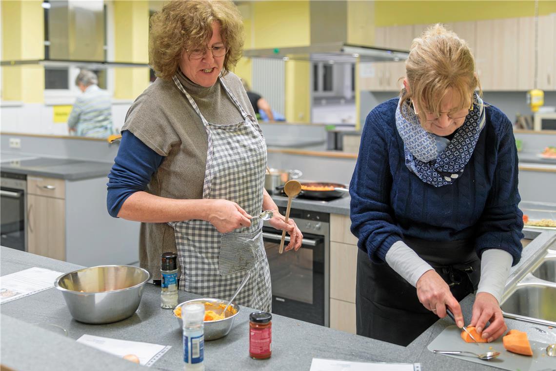 Speisen, die Schmerzen lindern können Ulrike Hübl (links) und Christel Vogt sind bei der Zubereitung der Speisen voll bei der Sache. Foto: Stefan Bossow