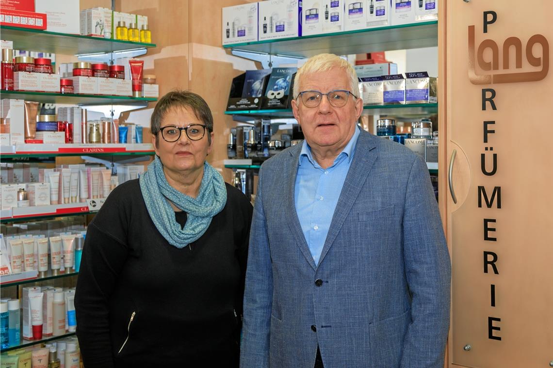Parfümerie Lang: Bald schließen sich die Ladentüren Ulrike und Klaus Lang im heutigen Geschäft, das seit 40 Jahren in der Hauptstraße besteht. Foto: Stefan Bossow