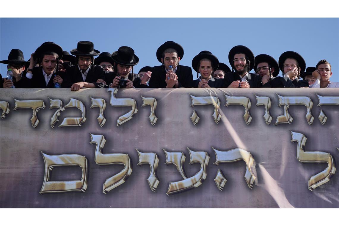 Ultraorthodoxe Juden versammeln sich zu einem Protest gegen Pläne, sie zum Dienst im israelischen Militär zu zwingen.