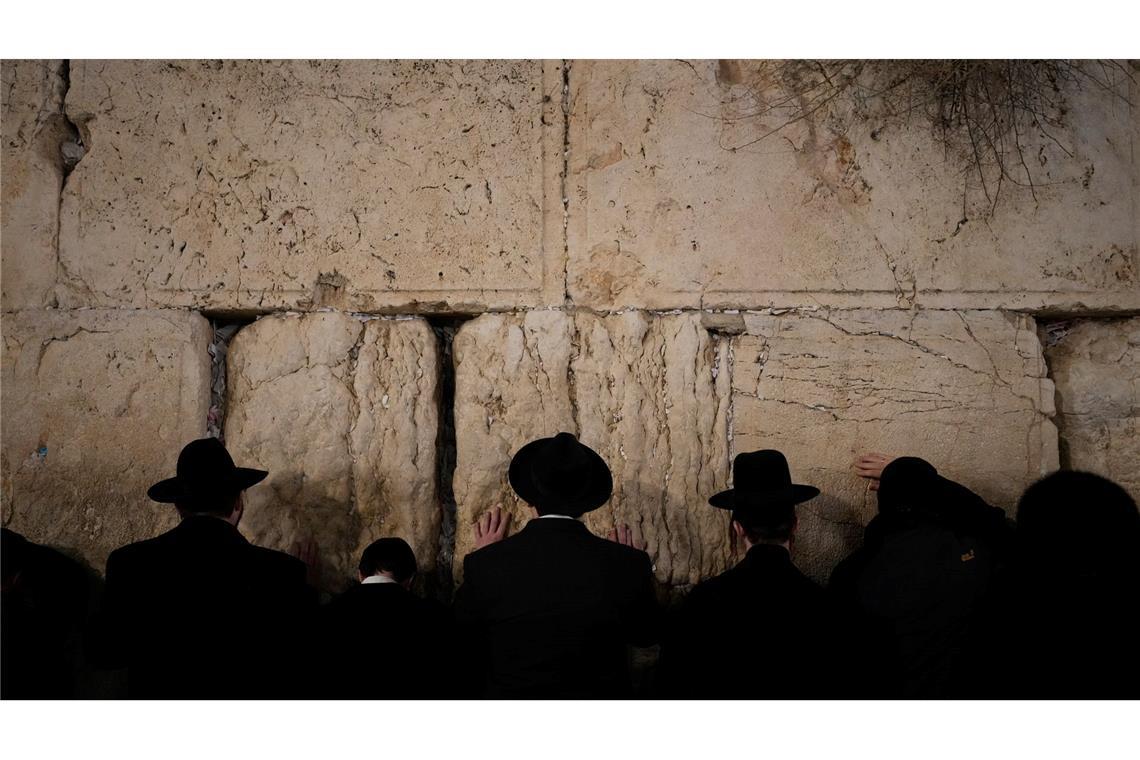 Bilder des Tages Ultraorthodoxe jüdische Männer beten während des Festes Chanukka der Klagemauer in der Altstadt von Jerusalem.