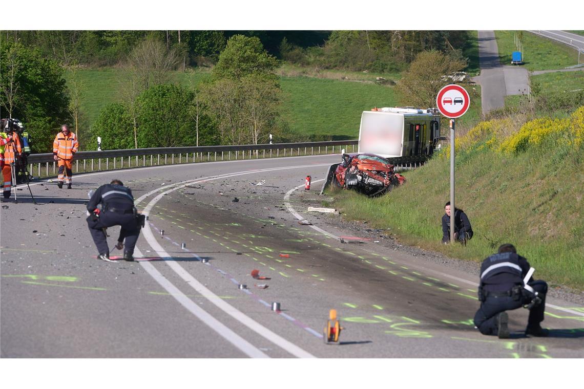Um 7.00 Uhr stießen den Angaben zufolge zwei Autos und ein Linienbus zusammen.