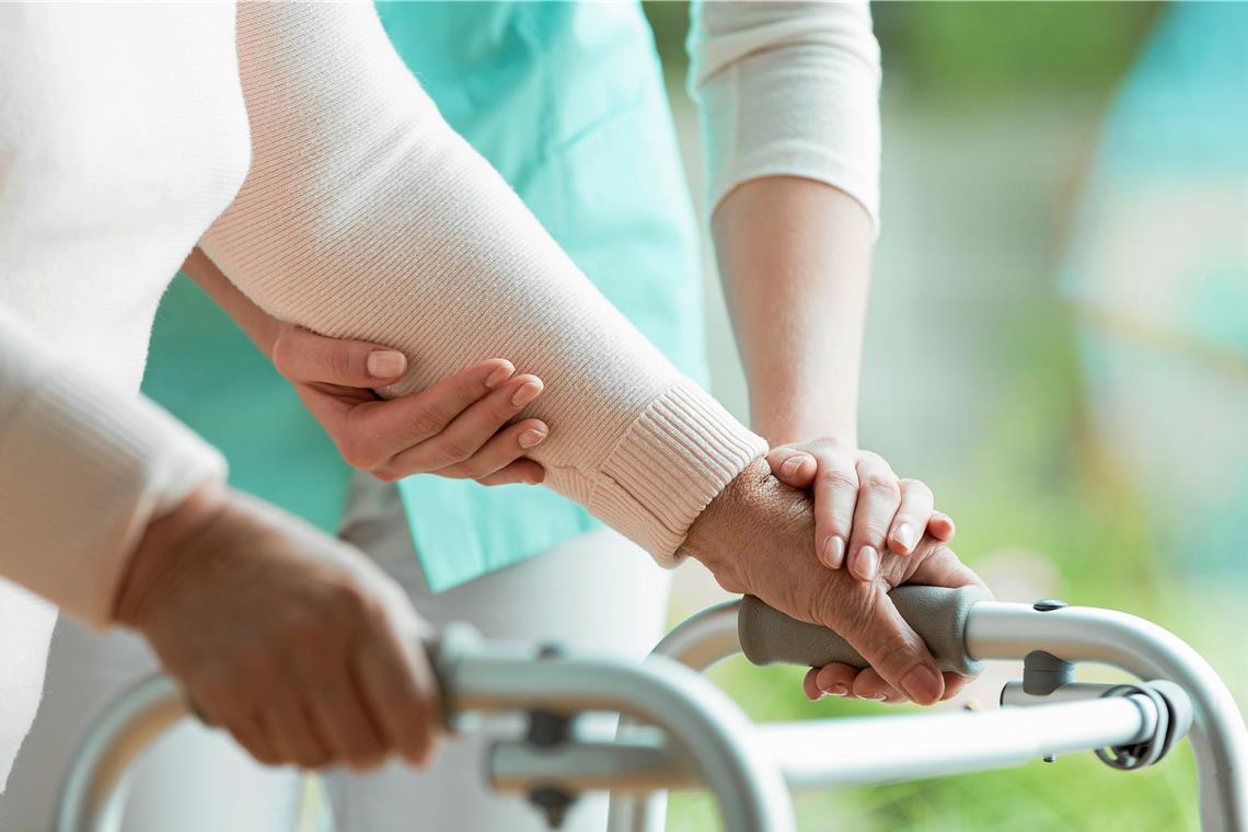 Neuanfang im alten Beruf Um Beziehungen zu den Bewohnerinnen und Bewohnern aufzubauen, ist die Sprache unerlässlich. Symbolfoto: Adobe Stock/Photographee.eu