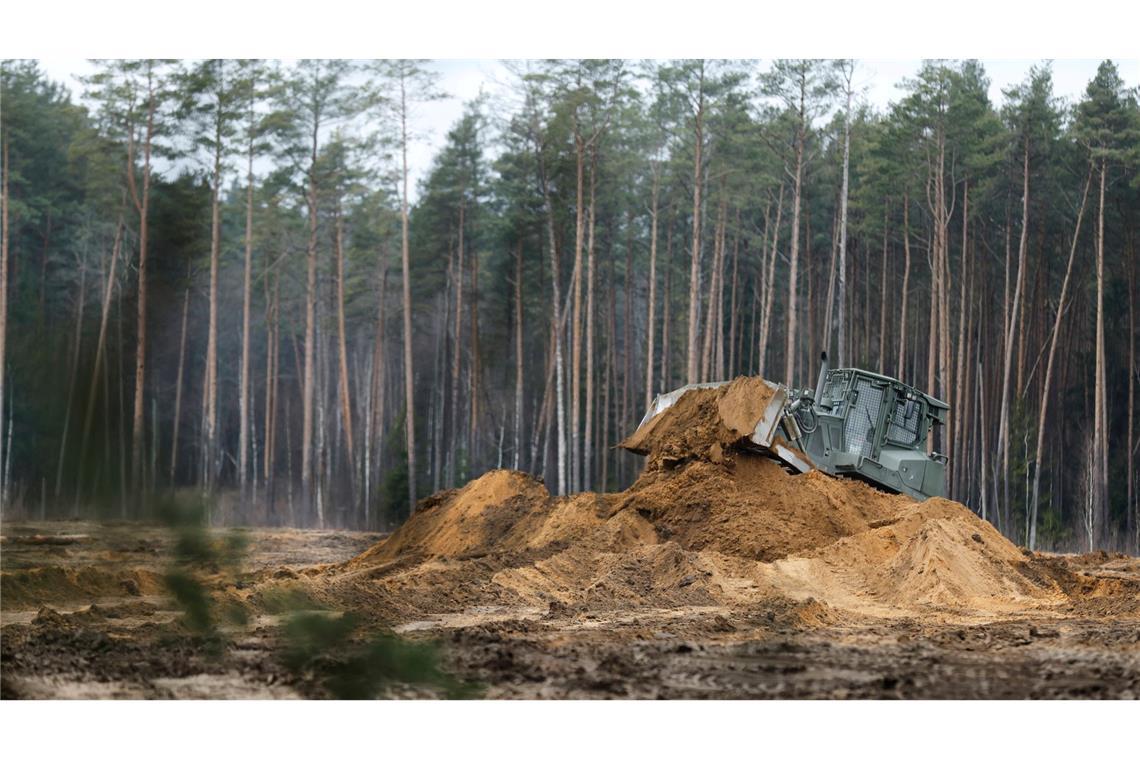 Militär sucht weiter nach US-Soldaten in Litauen Um den Einsatz zu erleichtern, haben die Helfer nach Angaben der US-Streitkräfte das sumpfige Areal um den georteten Standort des Fahrzeugs trockengelegt.