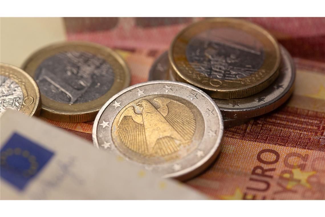 Um den Zahlungsverkehr zu erleichtern, will die EU einen digitalen Euro einführen. Brüssel versucht die Verbraucher aber zu beruhigen: das Bargeld wird nicht abgeschafft.