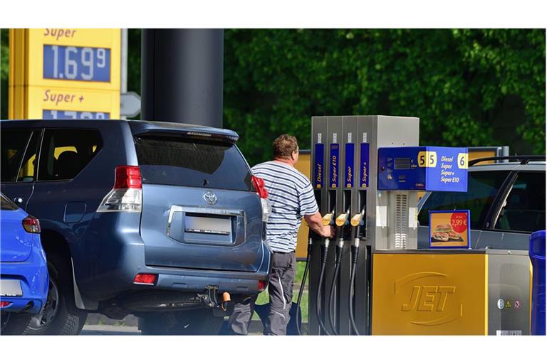 Um die 1,70 Euro für Super-Benzin war zuletzt normal. Wird es im Sommer günstiger?
