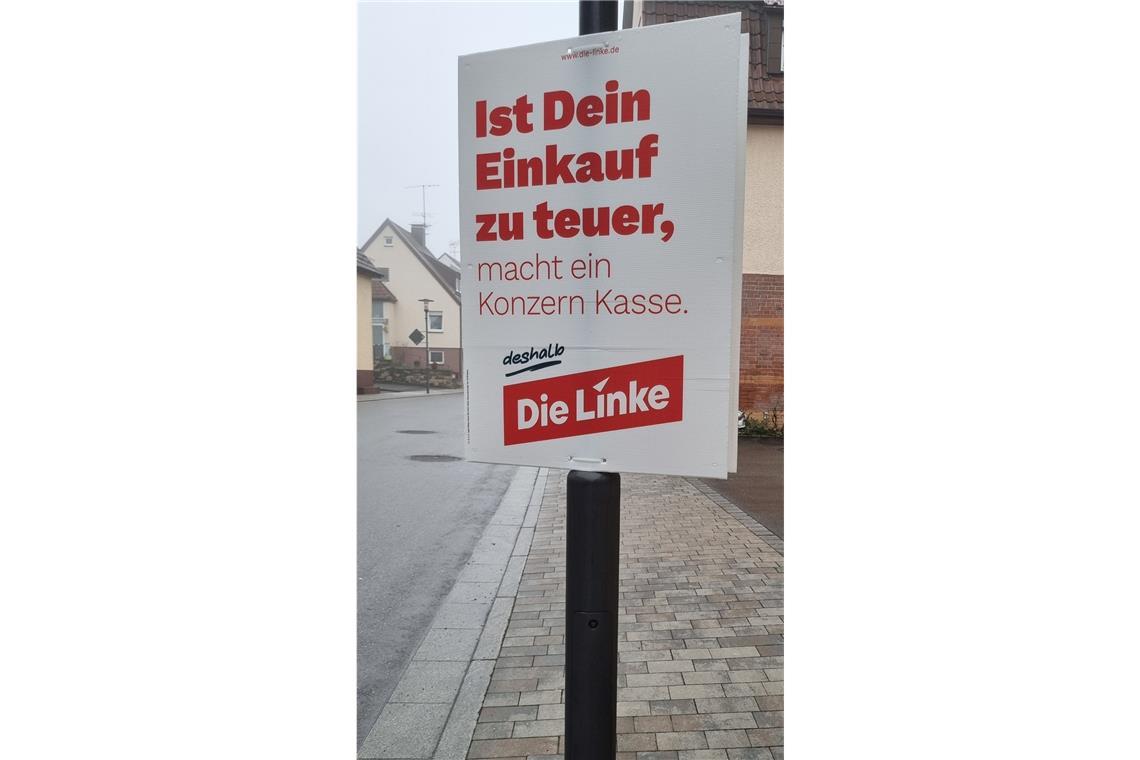 Was sagen die Wahlplakate über die Programme der Parteien? Um die Lebensmittelpreise zu senken wollen die Linken im Lebensmittelmarkt Preise begrenzen und Monopole vermeiden.