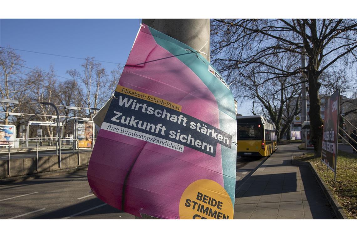 Was sagen die Wahlplakate über die Programme der Parteien? Um die Wirtschaft zu stärken, will die CDU den Binnenmarkt stärken und ein Grundgesetz der Sozialen Marktwirtschaft einführen.