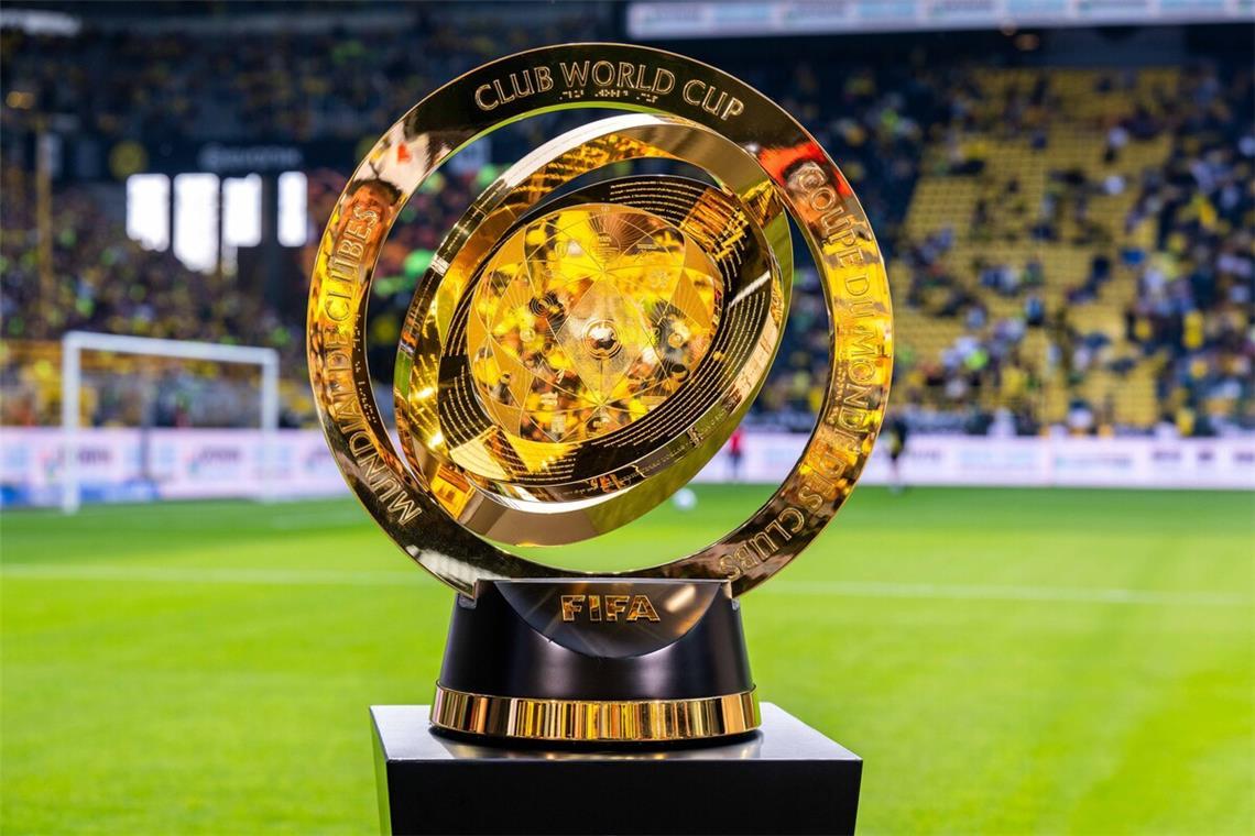 Der Weltfußball ist ein Nimmersatt Um diese Trophäe spielen in den nächsten Wochen 32 Fußballvereine bei der Club-WM in den USA.