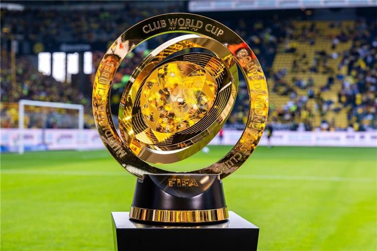 Um diese Trophäe spielen in den nächsten Wochen 32 Fußballvereine bei der Club-WM in den USA.