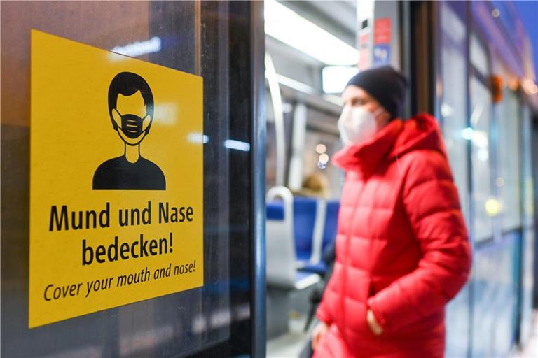 Um eine globale Erkrankungswelle durch eine neue Pandemie zu verhindern, will die UN ein weltweites Pandemieabkommen (eine Frau steigt im Januar 2021 in München mit FFP2-Maske in eine Straßenbahn ein).