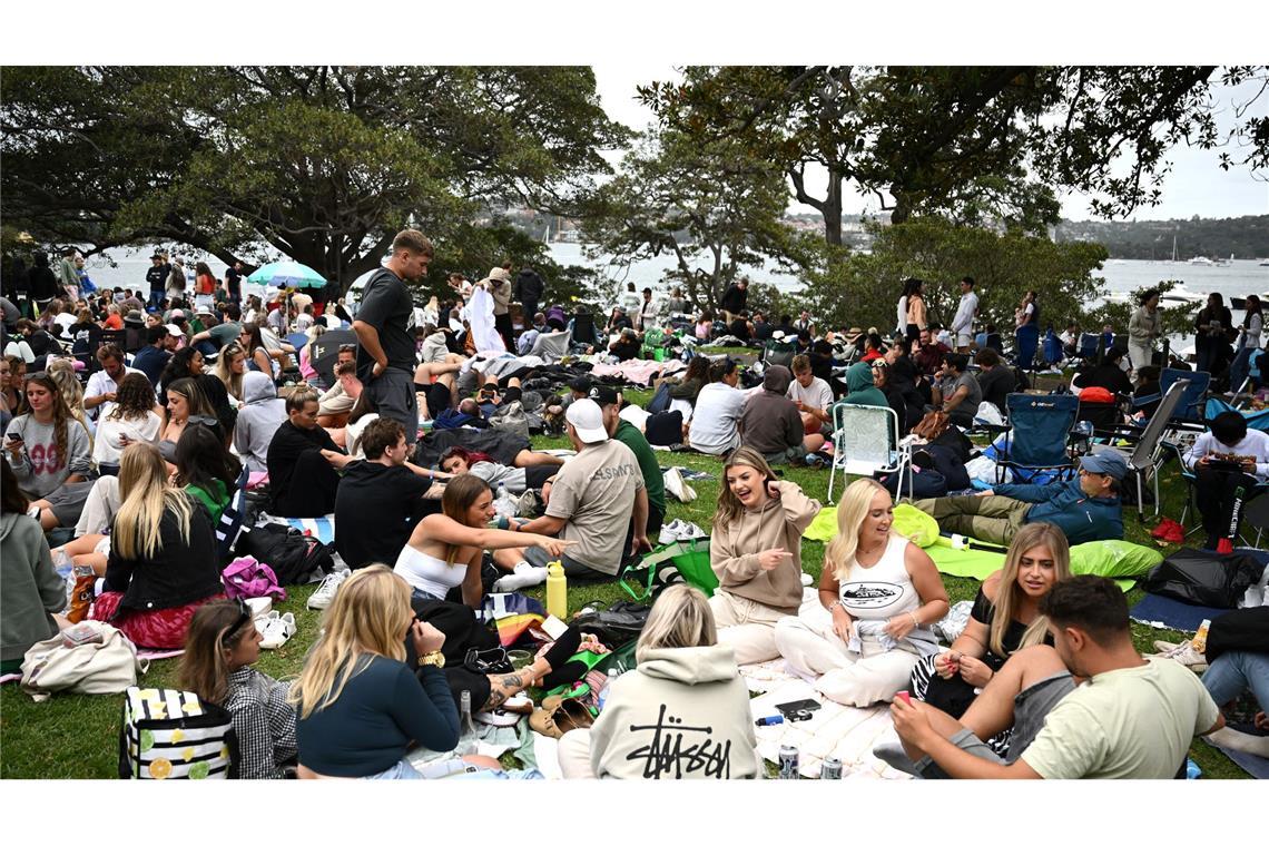 Bahn-Streik gefährdet Silvester-Feuerwerk in Sydney Um einen der begehrten Plätze mit bestem Blick zu reservieren, schlagen Schaulustige schon Stunden vor Mitternacht ihr Lager auf. (Archivbild)