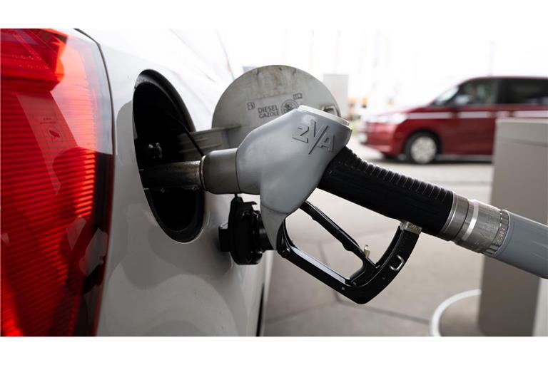 Um knapp 17 Cent sank die Steuer auf Benzin und Diesel - komplett ist dies bisher nicht an den Zapfsäulen angekommen. (Archivbild)