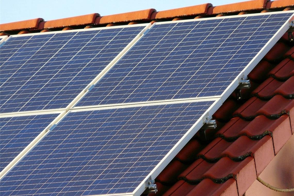 Um sich eine Fotovoltaikanlage aufs Dach holen zu können, braucht es bestimmte Voraussetzungen. Dazu berät die Energieagentur Rems-Murr nun auch ganz gezielt in einer Aktionswoche in Murrhardt. Foto: KEA Klimaschutz- und Energieagentur Baden-Württemberg GmbH