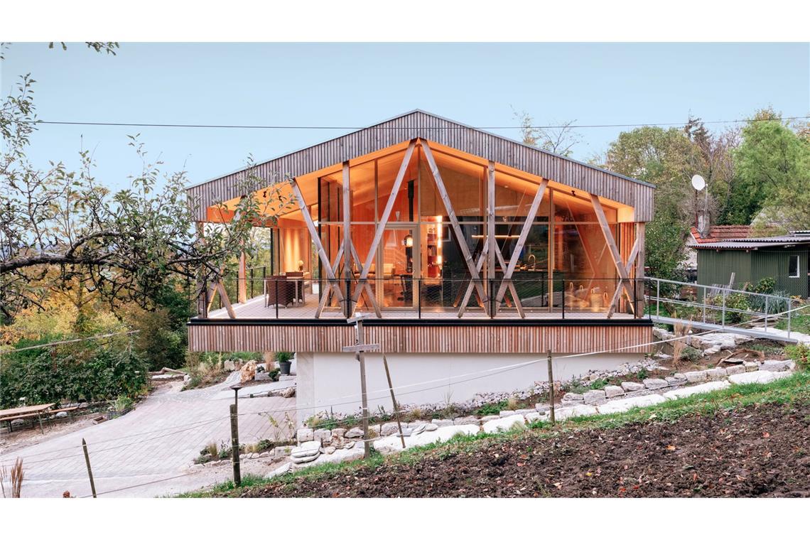 5 der besten umgebauten Villen und Wohnungen in Stuttgart Um- und aufgebaut: Auf einer ehemaligen Garage in Aalen hat sich eine naturverbundene Familie ein Wohnhaus vorstellen können, der Architekt Liebel hat mit seinem Entwurf überzeugt, der traditionelle Bauformen aufgreift . . .
